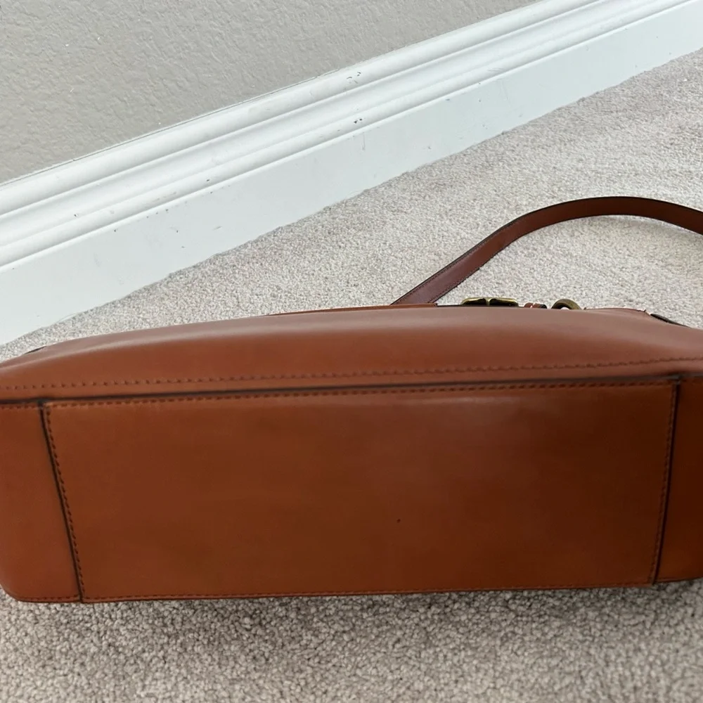 Elegant Brown Leather Shoulder Bag - Picture 4 of 11